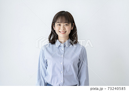 笑顔の若い女性　ポートレート 73240585
