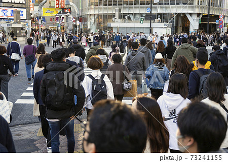 渋谷スクランブル交差点を渡る人たちの風景 73241155
