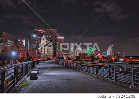 みなとみらいの臨港プロムナードの夜景 73241209