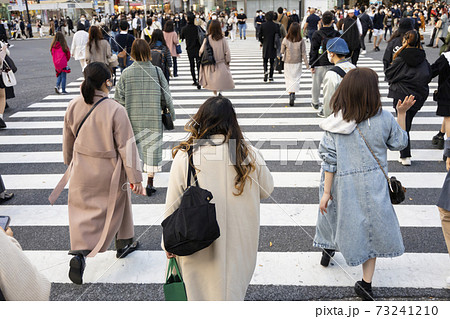 渋谷スクランブル交差点を渡る人たちの風景 73241210