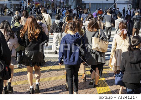 渋谷スクランブル交差点を渡る人たちの風景 73241217