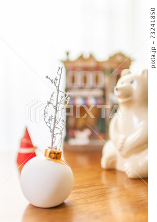 北欧雑貨と一輪挿しの花瓶と白いもみの木　インテリア 73241850