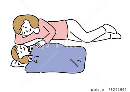 母親に添い寝され安心して眠る女の子 73241945
