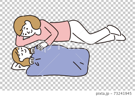 母親に添い寝され安心して眠る女の子 73241945