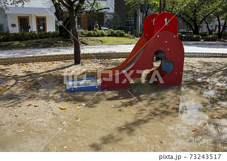 雨が降った後の公園の遊具 73243517