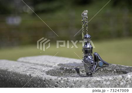 公園の水飲み場　上を向いている水道蛇口 73247009