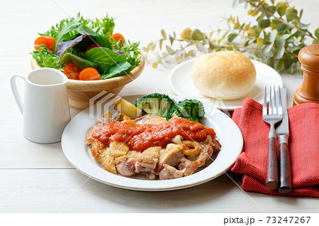 鶏モモ肉のチキンステーキ、パリパリ皮のチキンソテー。 鶏モモ肉のチキンステーキ、パリパリ皮のチキンソテー。 73247267