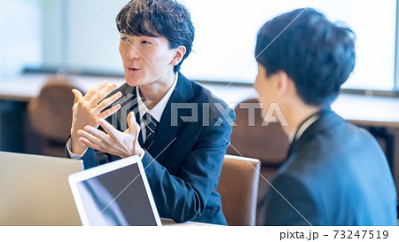 ビジネス 男性 会議 ビジネス 男性 会議 73247519