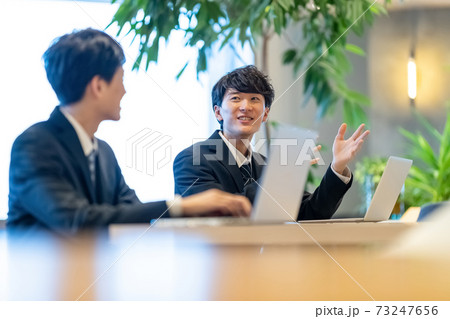 ビジネス 男性 打合せ ビジネス 男性 打合せ 73247656