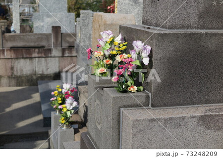 花を手向けられたお墓 左向き1の写真素材