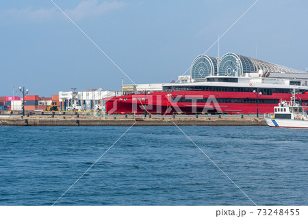 博多港に停泊する豪華客船 73248455