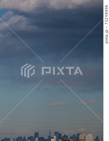 日本の東京都市景観　緊急事態宣言。“都市封鎖”。不気味な暗示。真っ黒な超高層ビル群…＝1月9日 73248996