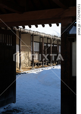 江戸時代中期の武家屋敷（雪景色） 73249151