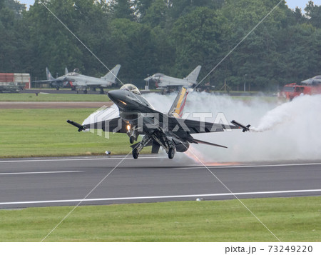 ベルギー空軍F-16AMディスプレイチーム離陸 73249220