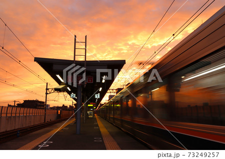 さくら夙川駅の夜明け 73249257