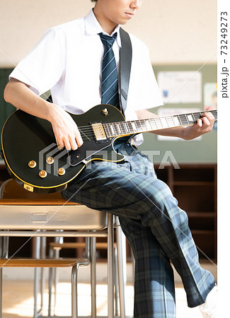 ギターを弾く男子高校生 ギターを弾く男子高校生 73249273