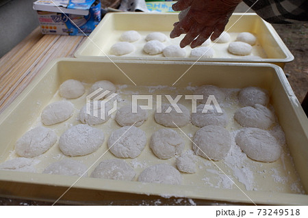 お正月のお餅つき 73249518