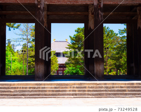 東大寺南大門と大仏殿 73249528