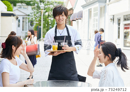 カフェ　カフェバー　カフェテラス　カフェ店員　若い男性 73249712