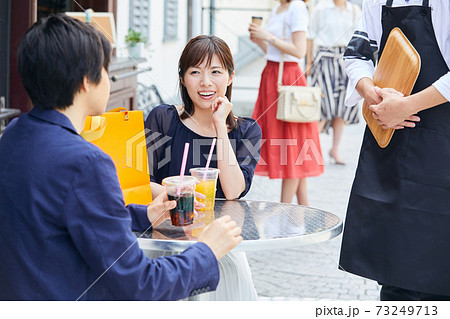 カフェ　デート　カップル　若い男女 73249713