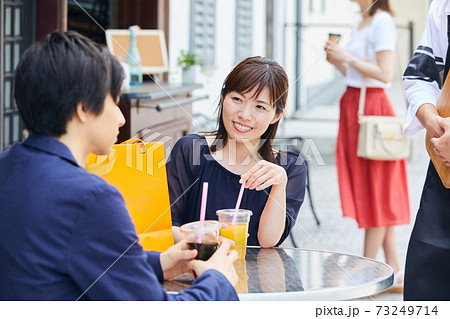 カフェ　デート　カップル　若い男女 73249714