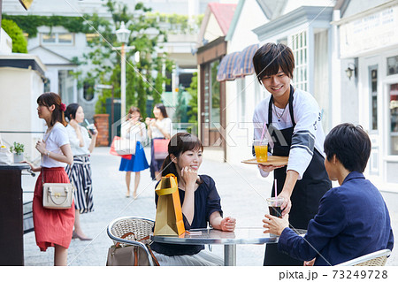 カフェ　ショッピング　街並み　若い男女 73249728