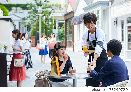 カフェ　ショッピング　街並み　若い男女 73249729