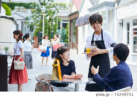 カフェ　ショッピング　街並み　若い男女 73249731
