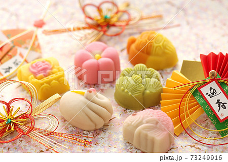 日本の伝統のお祝い事や引き出物のお菓子 日本の伝統のお祝い事や引き出物のお菓子 73249916
