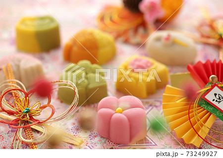 日本の伝統のお祝い事や引き出物のお菓子 日本の伝統のお祝い事や引き出物のお菓子 73249927
