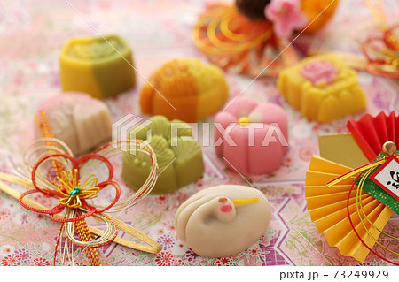 日本の伝統のお祝い事や引き出物のお菓子 日本の伝統のお祝い事や引き出物のお菓子 73249929