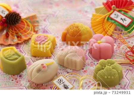 日本の伝統のお祝い事や引き出物のお菓子 73249931