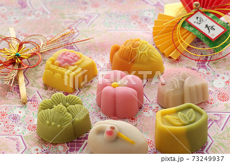 日本の伝統のお祝い事や引き出物のお菓子 73249937