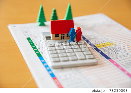 家と電卓と確定申告書 73250093