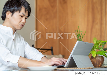 【ワーケーション】異国情緒のホテルで仕事をしている男性 73251230