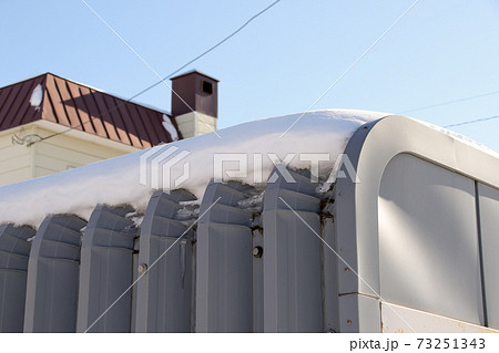 車庫 カーポート 雪 降雪 積雪 冬 北海道 雪景色 ガレージ 屋外の写真素材