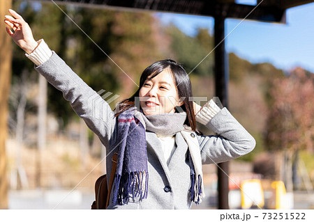 旅行先の公園でリラックスする女性 73251522