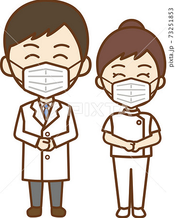 微笑む医者の男性と看護師の女性の正面向き全身イラスト マスクありのイラスト素材