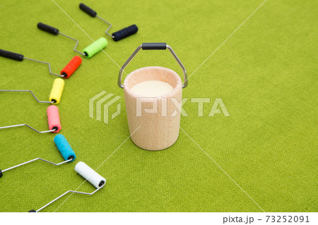 塗装ローラーと塗料 コピースペース 塗装ローラーと塗料 コピースペース 73252091