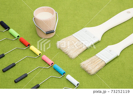 塗装用工具セットイメージ　(ハケ　ローラー　下げ缶) 73252119