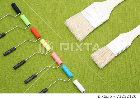 塗装用具 塗装ローラーと刷毛の写真素材 [73252120] - PIXTA