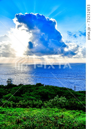 八丈島の青空と雲で隠れる太陽からの後光 八丈島の青空と雲で隠れる太陽からの後光 73252853