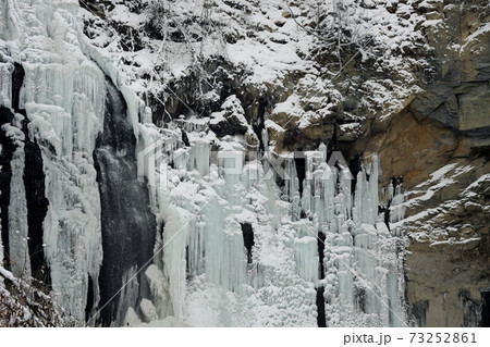 凍る滝 73252861