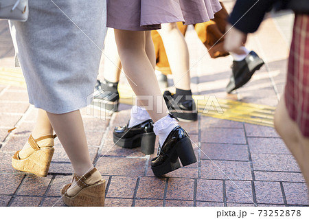 厚底ブーツで渋谷駅前を歩く少女の足元 73252878