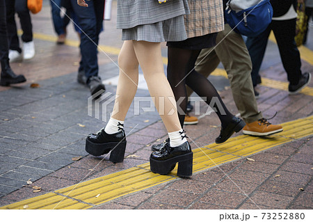 厚底ブーツで渋谷駅前を歩く少女の足元 厚底ブーツで渋谷駅前を歩く少女の足元 73252880