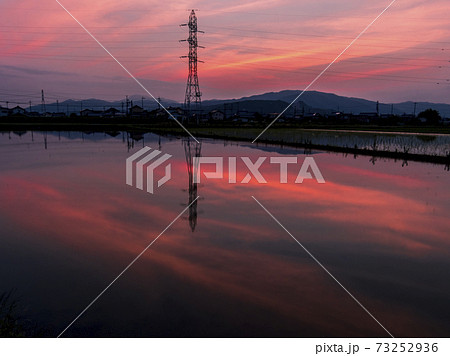 田舎の夕景 73252936