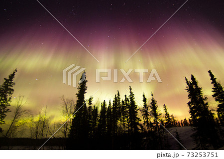 カーテン状のオーロラ 73253751
