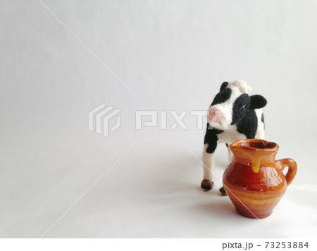 牛とミルクポットのフレーム 73253884