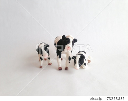 寄り添う牛の親子 イメージ 寄り添う牛の親子 イメージ 73253885