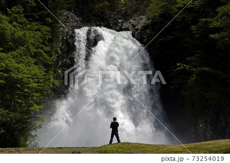 ダイナミックな法体の滝 73254019